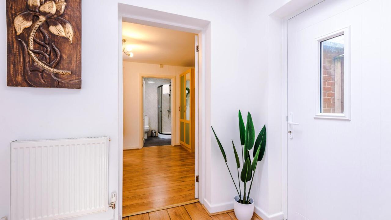 Newhall Road - 4 Bedroom Chester Home - Parking Wervin Luaran gambar