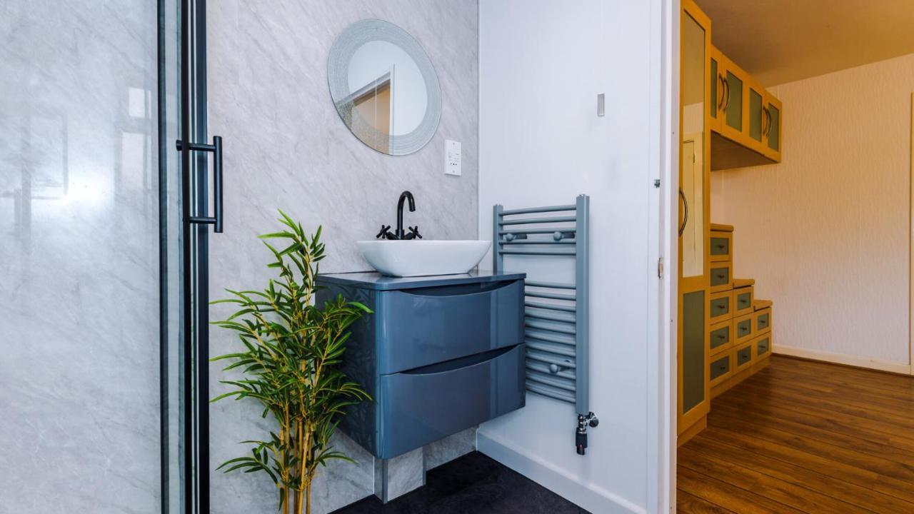 Newhall Road - 4 Bedroom Chester Home - Parking Wervin Luaran gambar