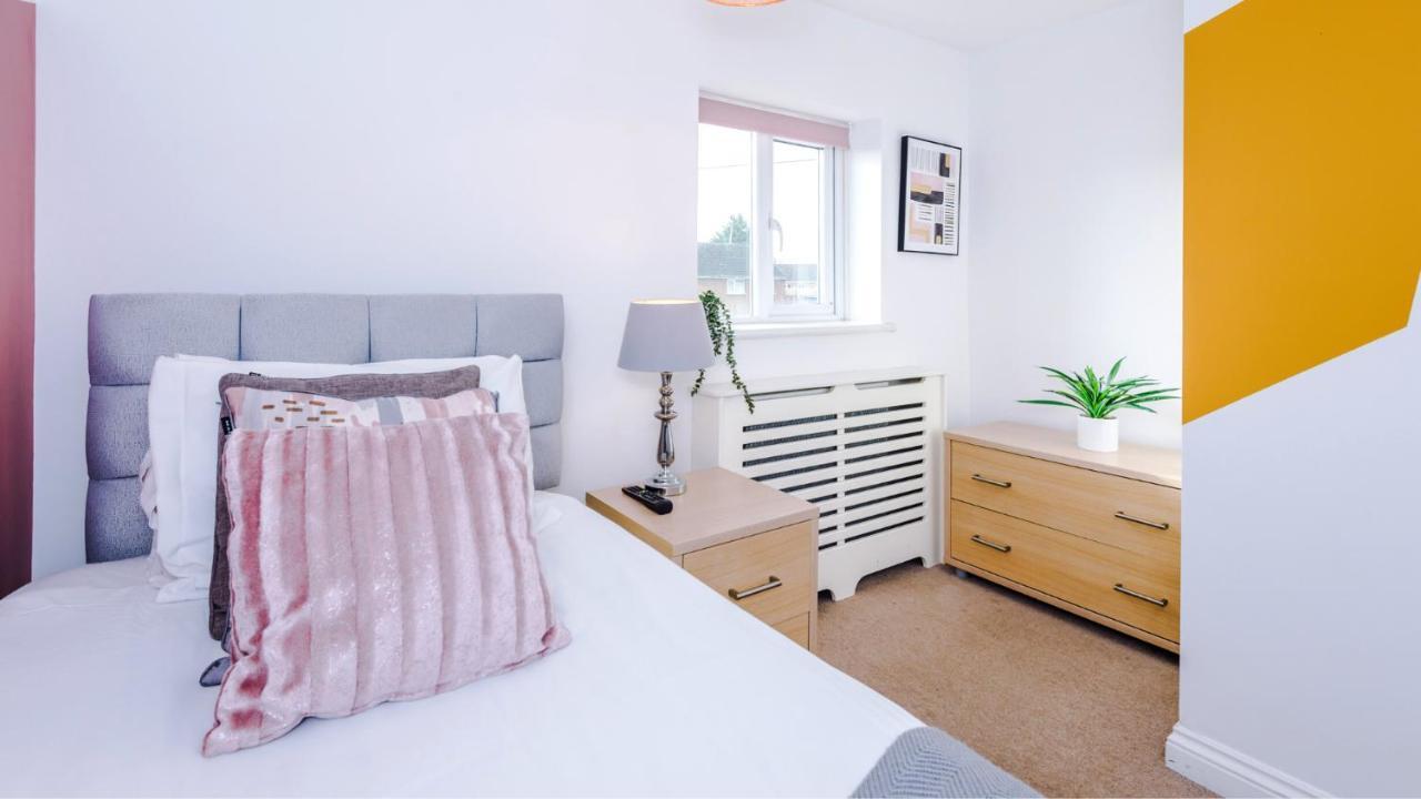 Newhall Road - 4 Bedroom Chester Home - Parking Wervin Luaran gambar