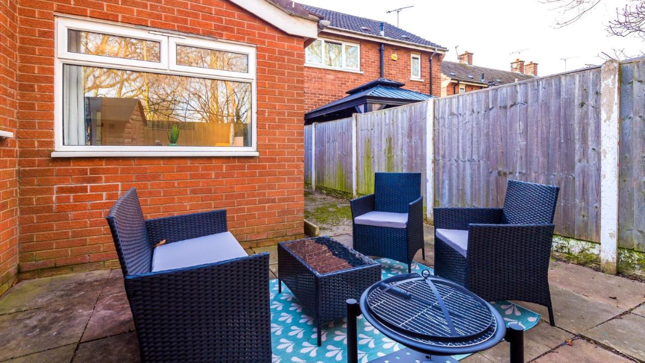 Newhall Road - 4 Bedroom Chester Home - Parking Wervin Luaran gambar